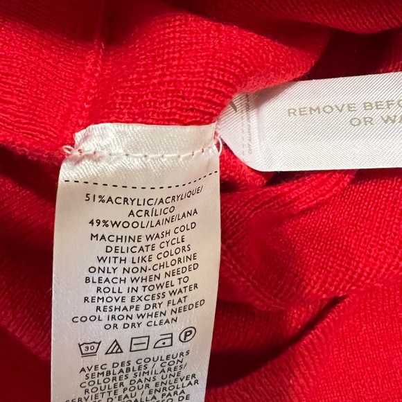 Red sweater - Picture 4 of 4